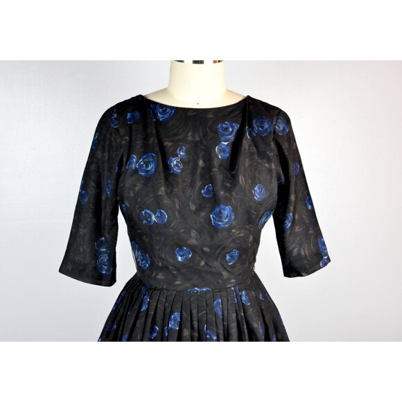 50s Novelty Print BLUE ROSES Dress - Pleated Full Skirt Dress - Bombshell S M - Picture 2 of 5